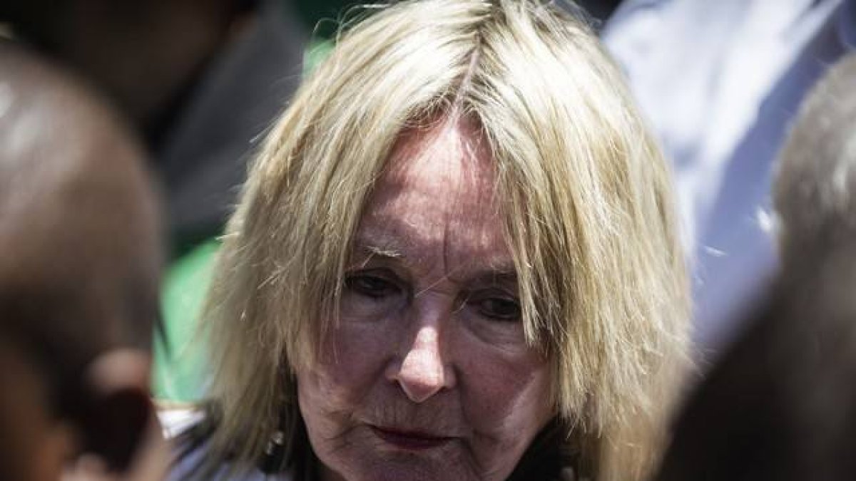 June Steenkamp, madre de Reeva, abandona el tribunal tras conocer la condena de cárcel a Pistorius, el 21 de octubre en Pretoria.