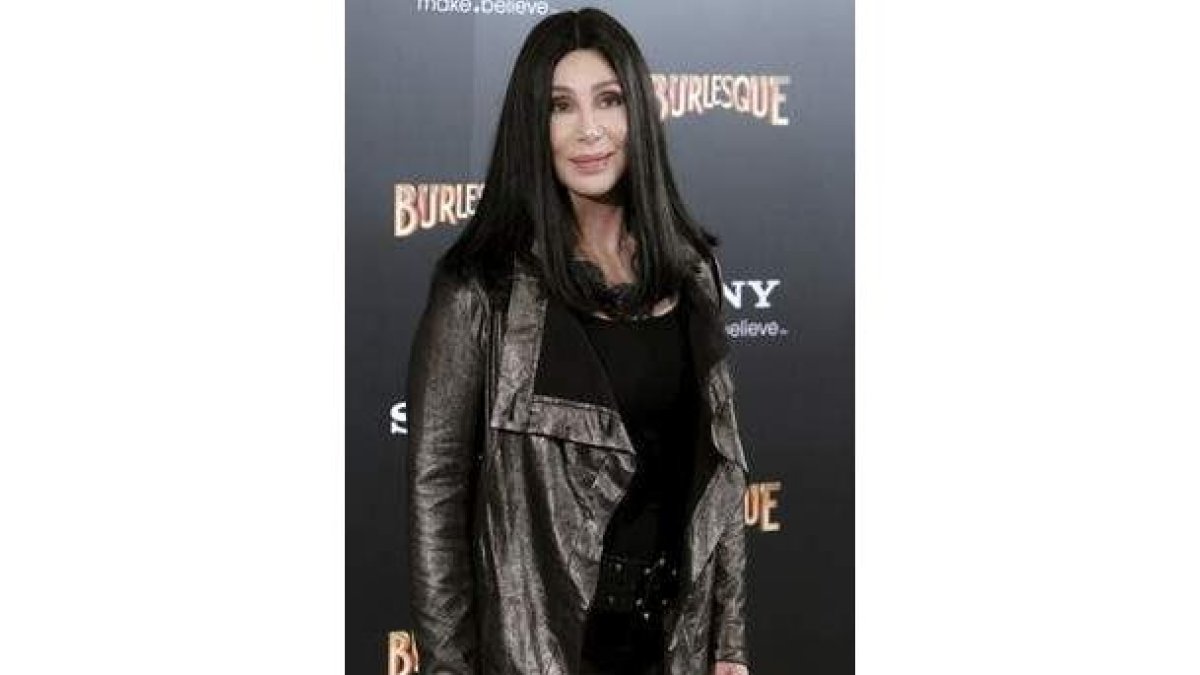 La polifacética Cher, de 64 años, en el estreno de la película «Burlesque» hace unos día