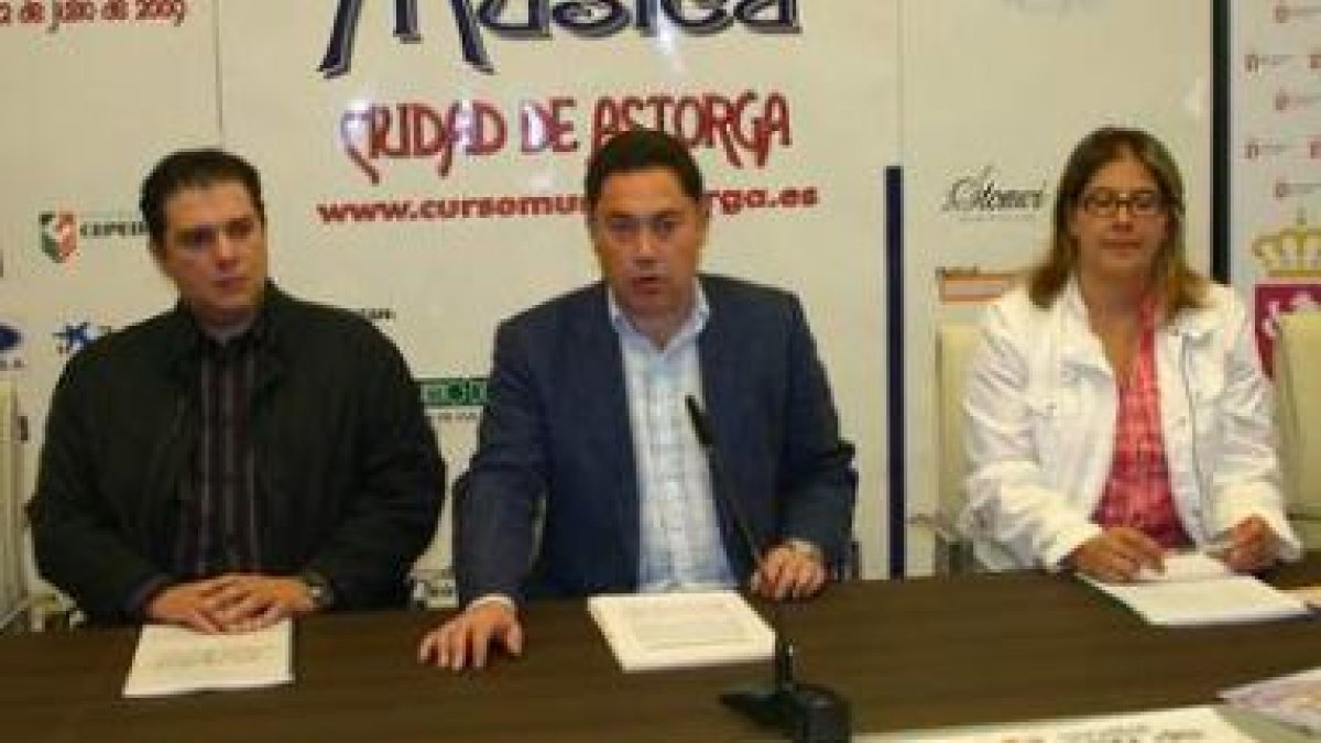Abello, Martínez y Pacios durante la presentación del curso