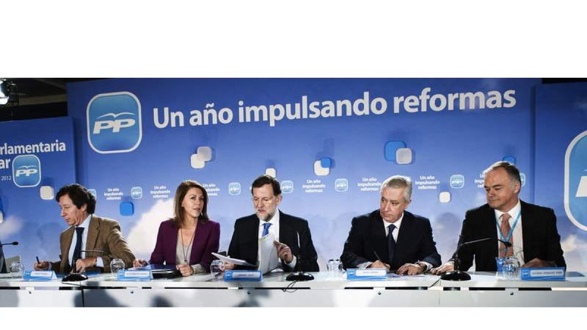 El presidente del Gobierno, Mariano Rajoy (en el centro), inauguró ayer la interparlamentaria del PP que tiene lugar en Toledo.