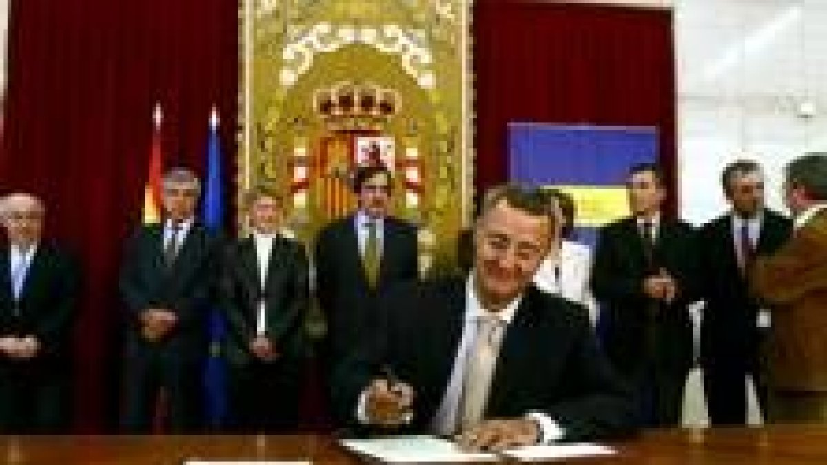 El ministro de Trabajo, Jesús Caldera, firma el documento consensuado con los sectores sociales