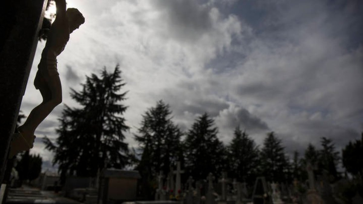 Rincón de un cementerio de León. FERNANDO OTERO PERANDONES