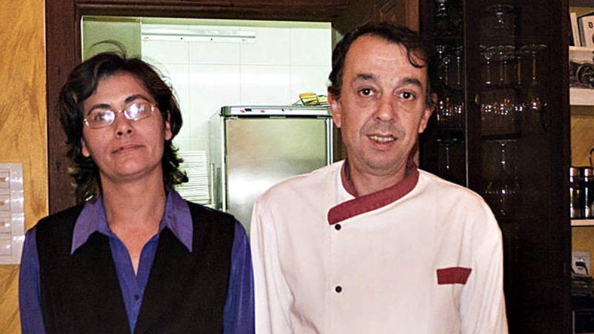 Nuria y Javier en el comedor de Las Ruedonas, en Sabero.
