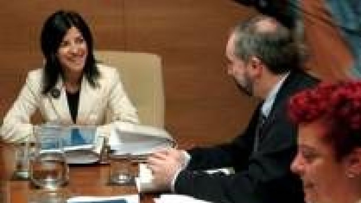 La presidenta del Parlamento vasco, Izaskun Bilbao, conversa con Larreina, de EA, ayer