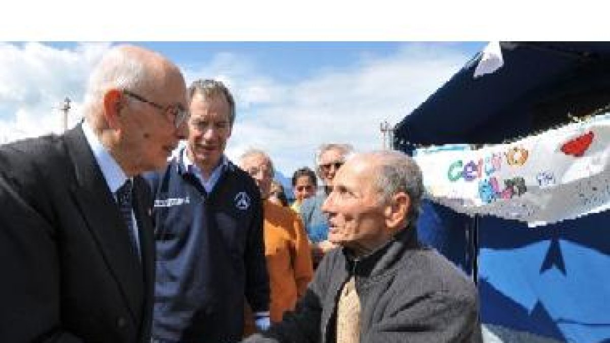 Giorgio Napolitano visita a los afectados por el terremoto.
