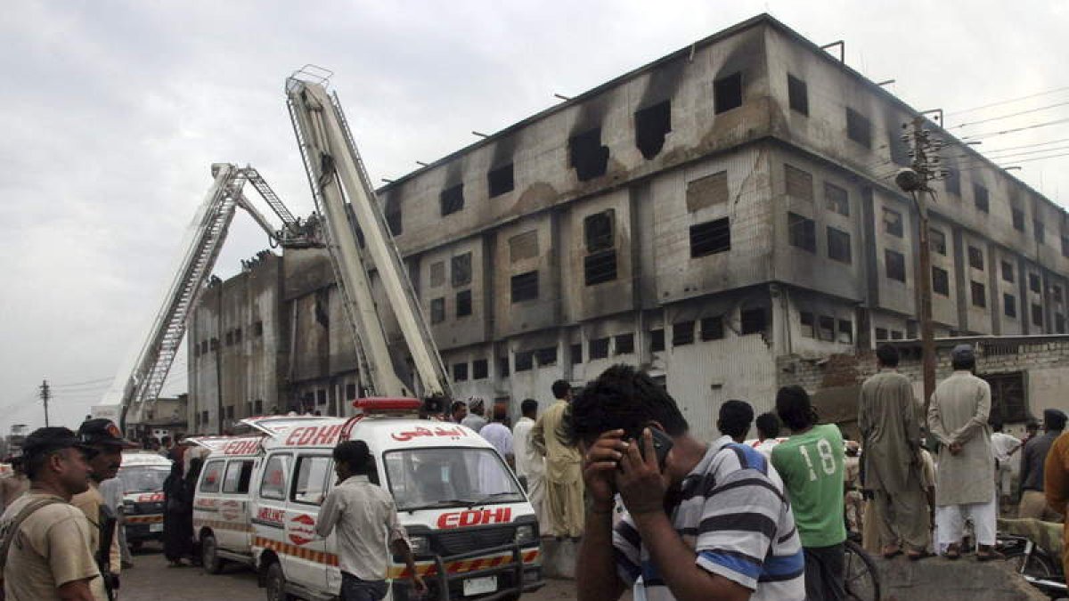 Vista frontal de la fábrica textil arrasada por un incendio en Karachi, Pakistán.