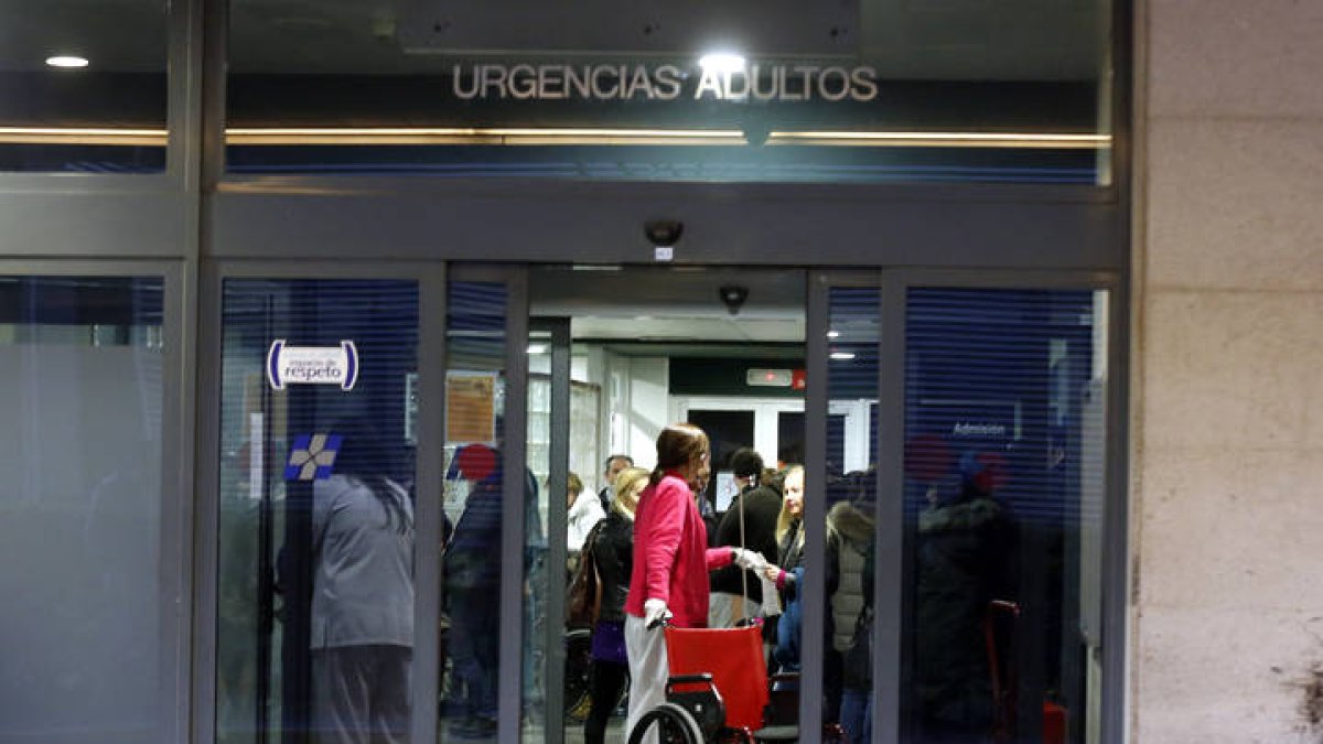 Imagen de archvio de las colas en urgencias del Hospital de León por casos de gripe. MARCIANO