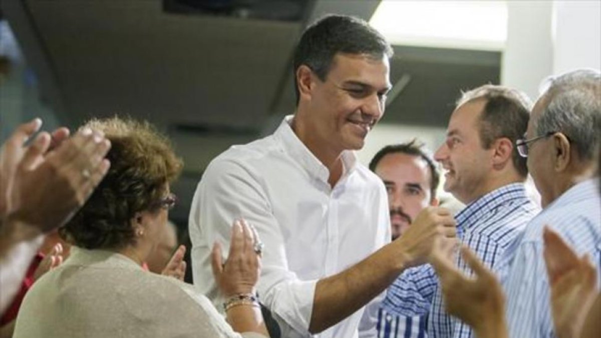 Pedro Sánchez, ayer, a su llegada al acto de apertura del curso político en Badajoz.