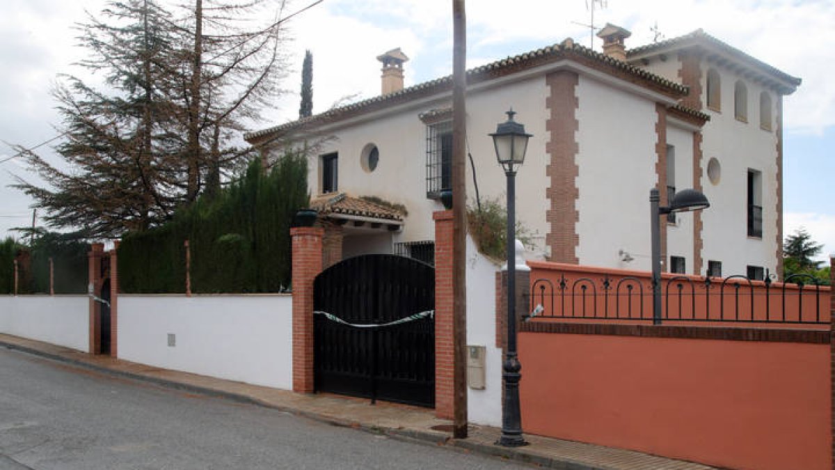 Vista de la casa en la que se encontraron los cuerpos sin vida de la mujer embarazada y su hijo de tres años en el término municipal de Las Gabias, en Granada. EFE/Pepe Torres