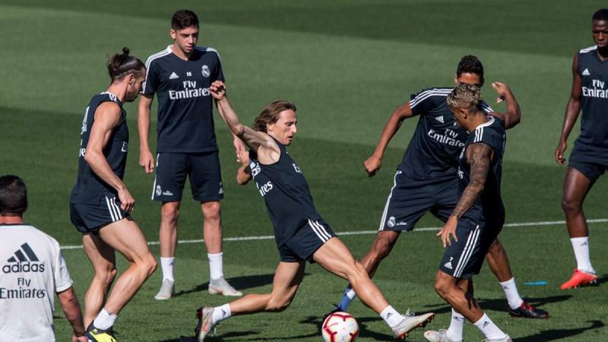 El equipo madridista preparando el partido de esta noche frente al Sevilla. RODRIGO JIMENEZ