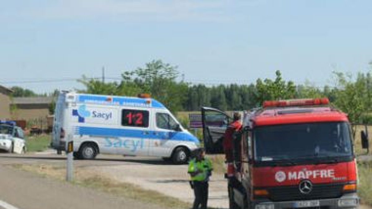 La ambulancia del 112 se lleva a la víctima y la grúa recoge el vehículo del accidentado.