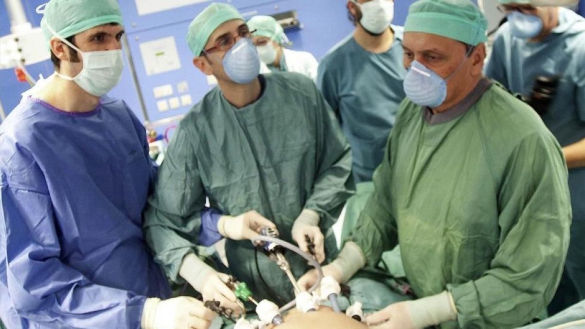 Intervención para un trasplante de hígado en la Clínica Universitaria de Navarra, en una imagen de archivo, en el 2014. / EFE