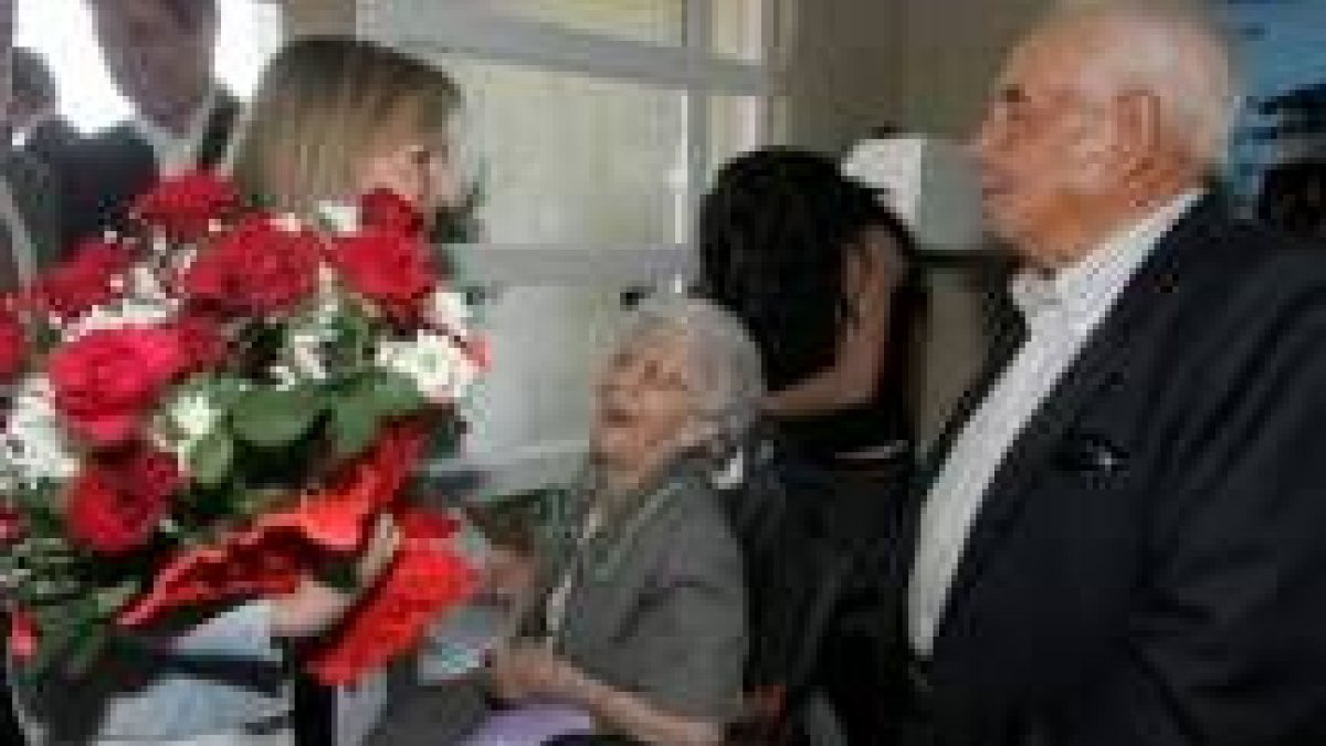 Unos ancianos de la residencia Alborada recibieron a Amparo Valcarce con un gran ramo de flores