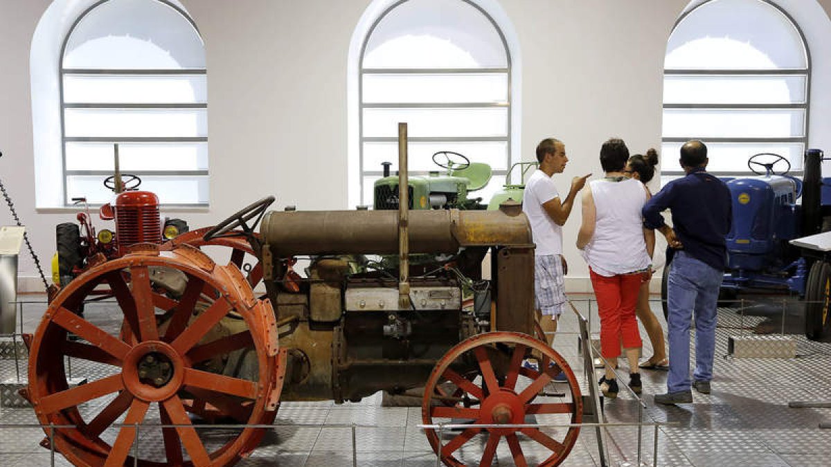 Tractor clásico modelo Fordson, de 1925 y con ruedas metálicas, el más antiguo de la muestra.