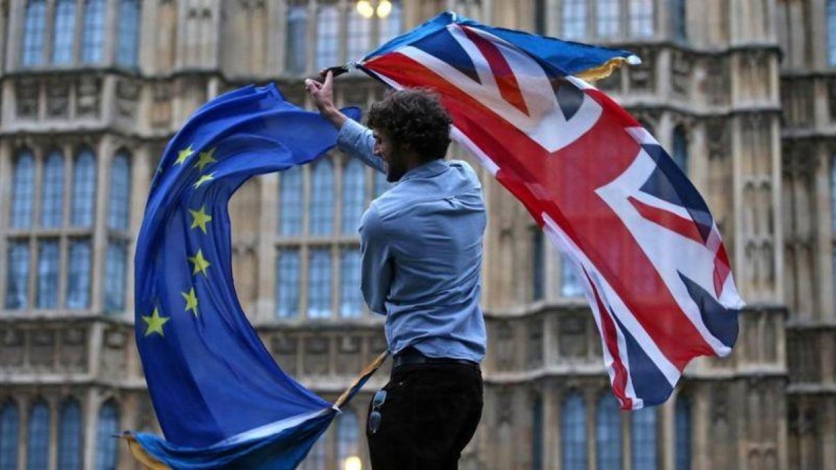 Un hombre con las banderas de la UE y el Reino Unido en una protesta contra el brexit en Londres.