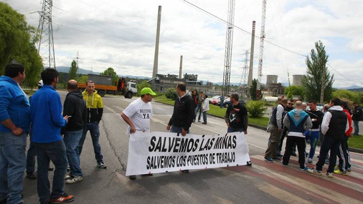 Varios mineros se concentran ante la central de Compostilla en Cubillos del Sil, en protesta por el incumplimiento del plan del carbón.