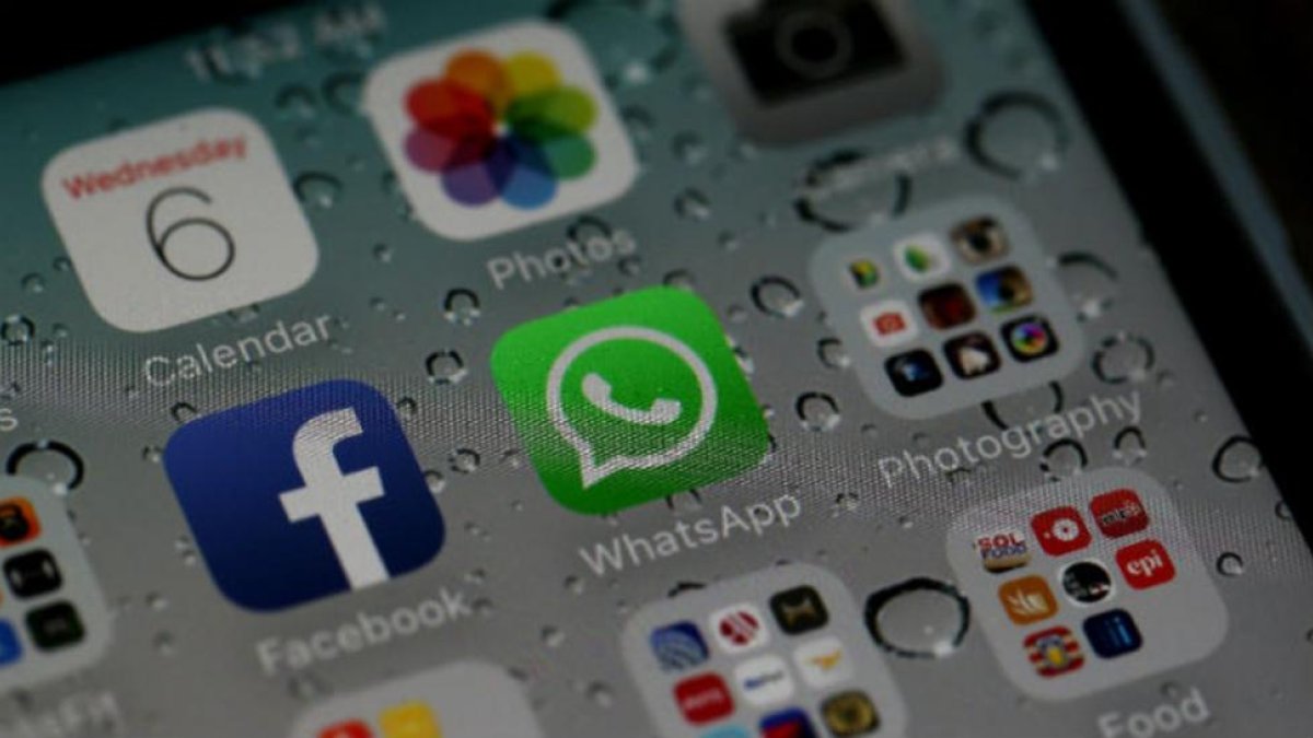 Las aplicaciones de Facebook y Whatsapp, en un 'smartphone'.