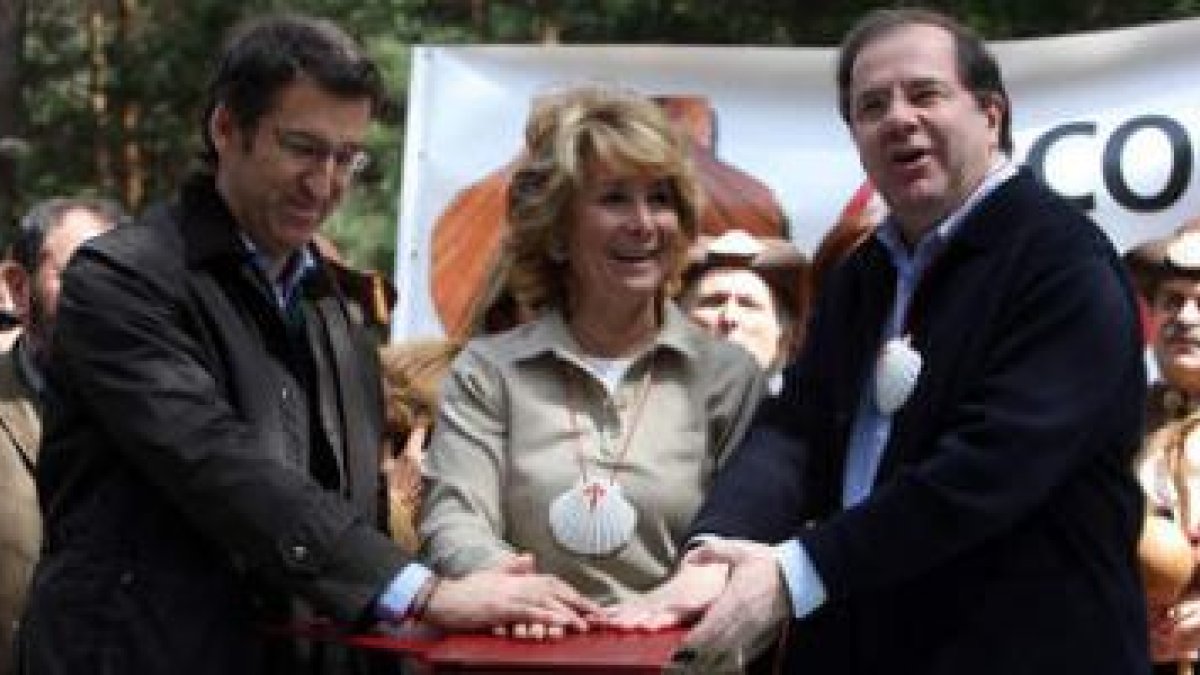 Feijóo, Aguirre y Herrera firmaron una declaración institucional para impulsar el Camino de Madrid.
