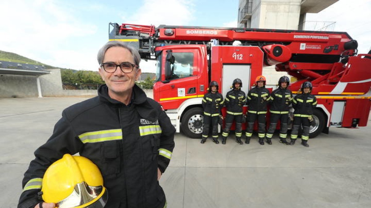 José Manuel Valcárcel posó ayer con el turno de guardia del día de la Encina. L DE LA MATA