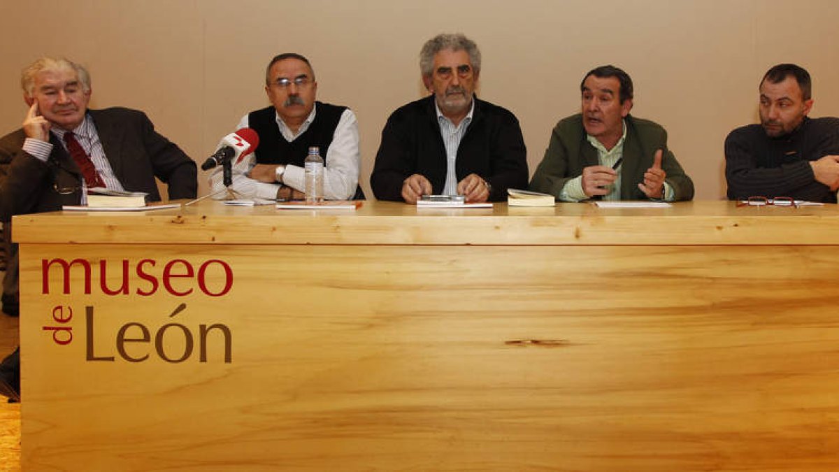 Antonio Gamoneda, Secundino Serrano, Ernesto Escapa, Nicolás Miñambres y Luis Grau.