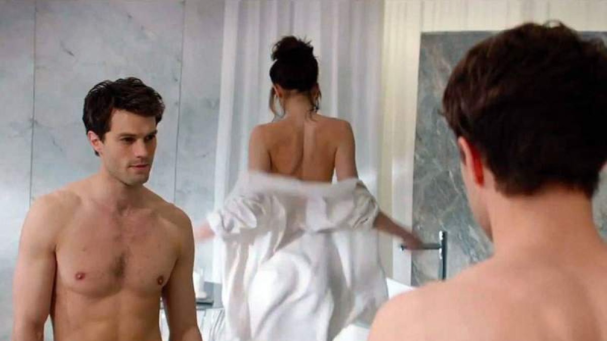 Una escena de ‘Cincuenta sombras de Grey’, que protagonizan Jamie Dorman y Dakota Johnson.