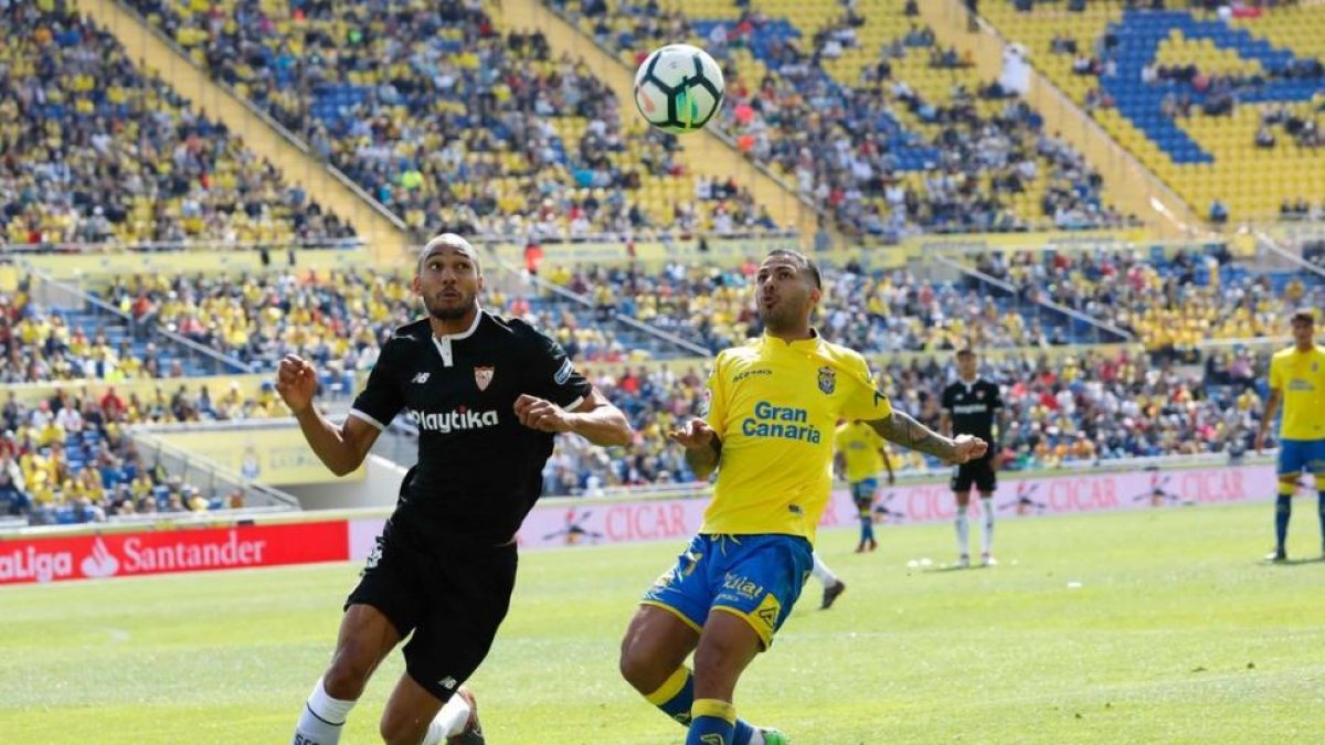 Jonathan Viera, de amarillo.