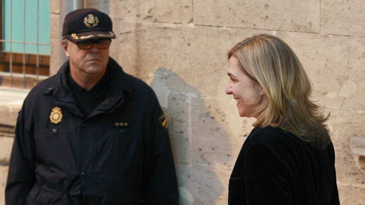 La infanta a su salida del tribunal de Palma tras finalizar su declaración en febrero.