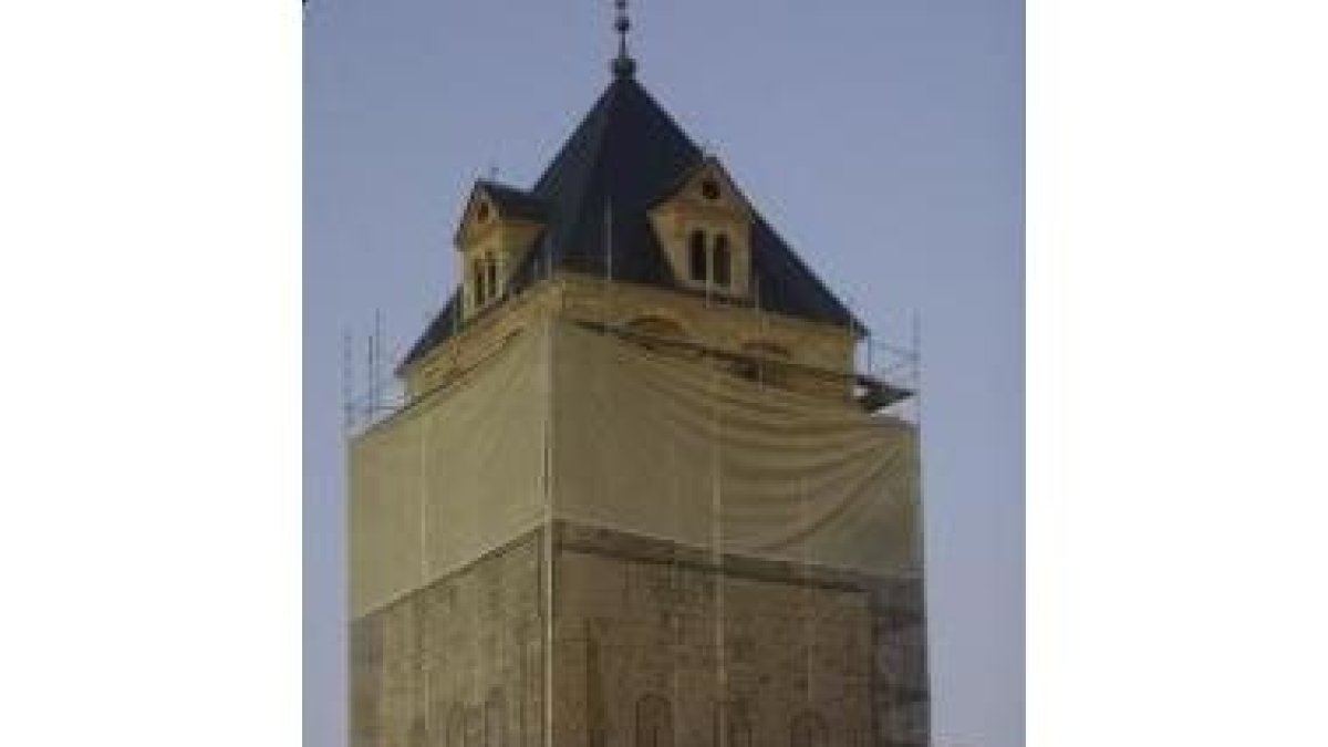 La torre de San Isidoro, cubierta por andamios y una malla