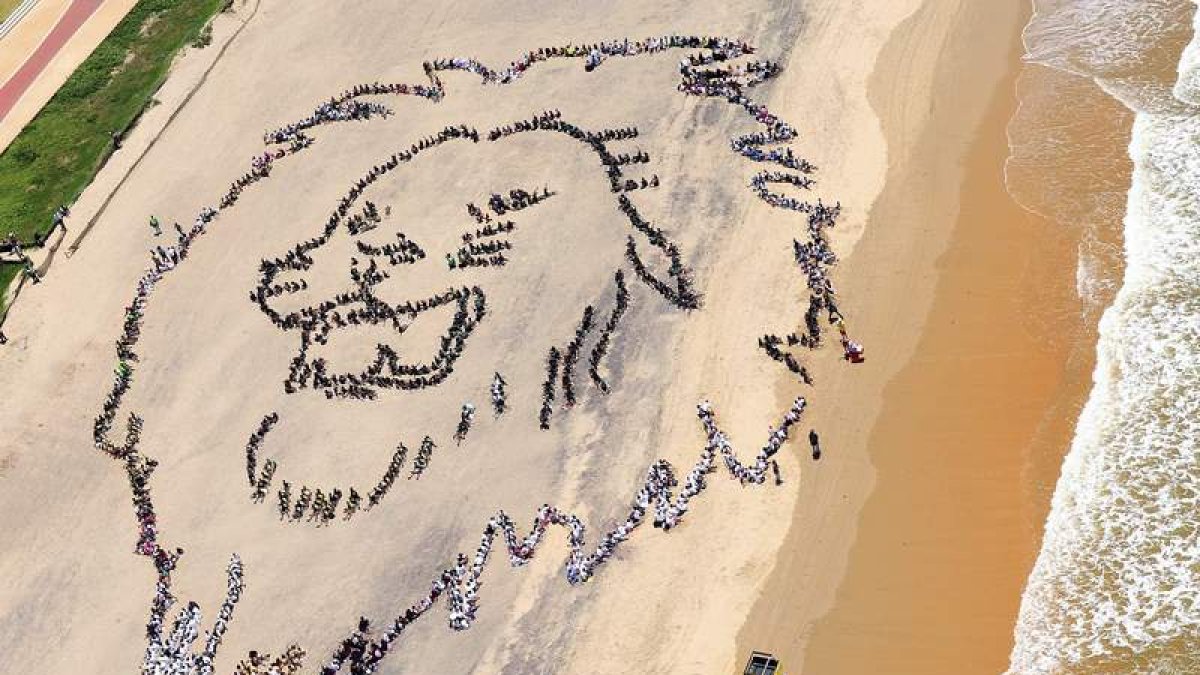 Niños sudafricanos forman un león para pedir medidas contra el cambio climático.