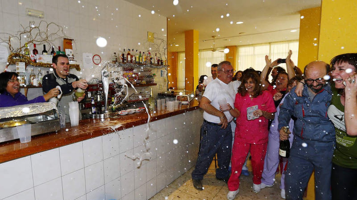 Trabajadores festejan el premio en la residencia de Armunia.