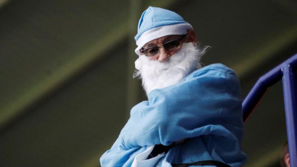 Un aficionado de la Premier League ataviado con un disfraz de Santa Claus en el Boxing Day.