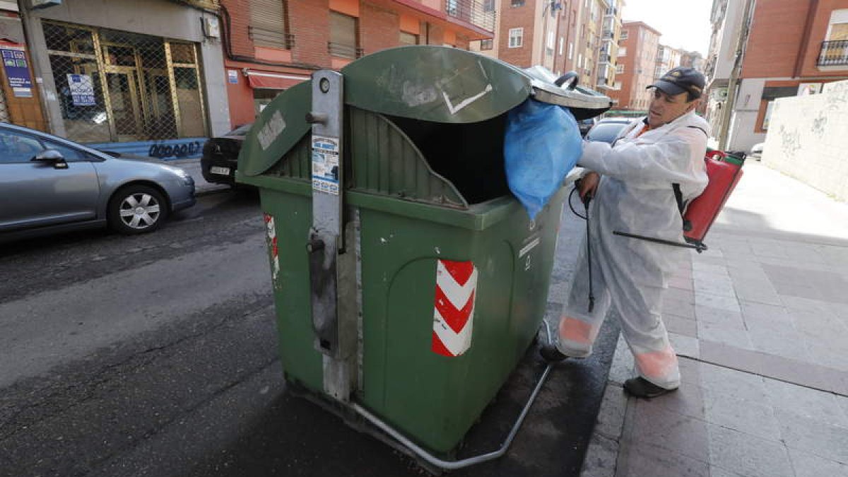 Un trabajador del servicio de recogida de basuras. RAMIRO