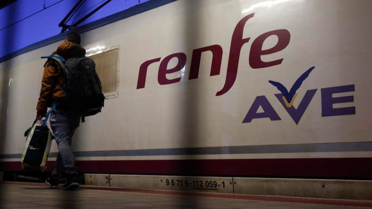 La Junta urge la declaración de la línea de tren a Madrid como Obligación de Servicio Público para abaratar los billetes. DL