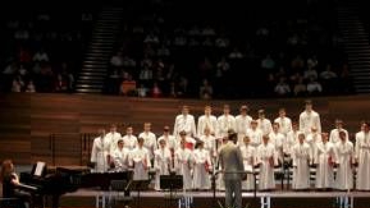 Concierto de los Puericantores, dirigidos por Romualdo Barrera, en el Auditorio Ciudad de León