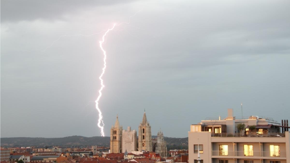 Imagen de un relámpago con la catedral de León al fondo