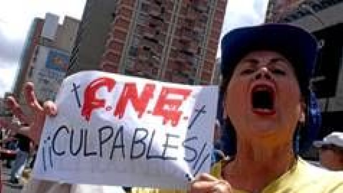 Una opositora al régimen de Hugo Chávez protesta por la destitución de dos jueces