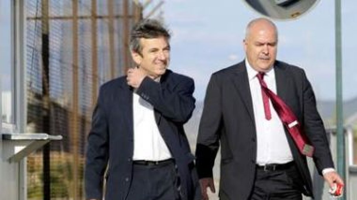 Ginés Jiménez, acompañado por su abogado, abandona la prisión