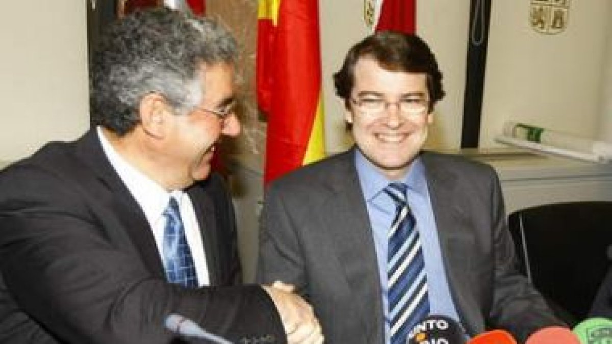 Agustín García y Fernández Mañueco, tras firmar el acuerdo.