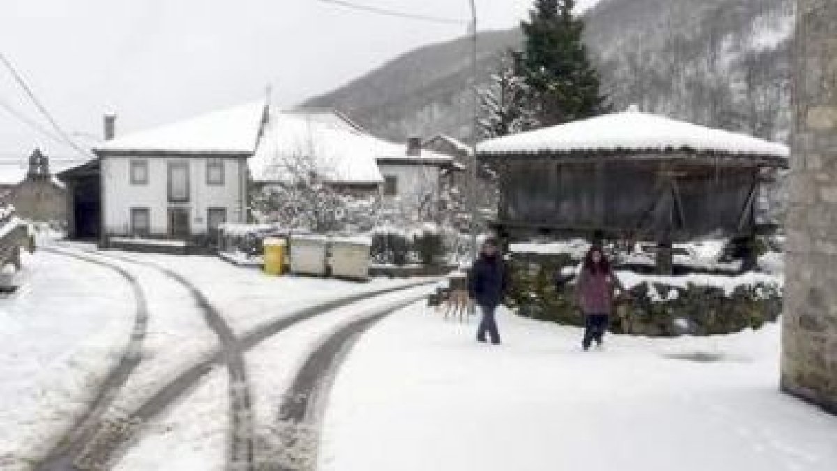 Pequeños disfrutan de la nieve ayer en el pueblo de Soto de Valdeón, en la zona de Picos de Europa