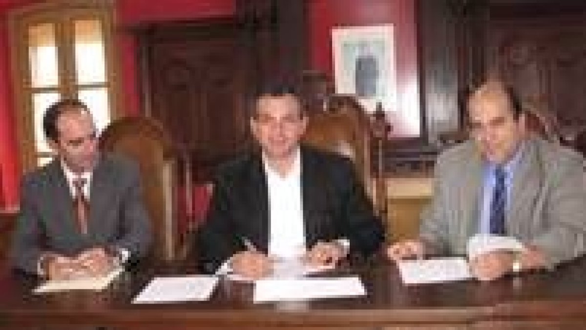 Nicanor Sen firma el convenio en presencia de los representantes de Caja España