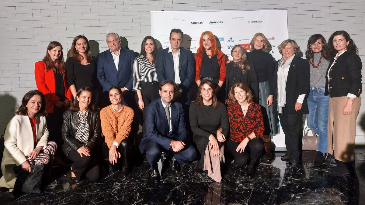 Foto de familia de los premiados, entre ellos los leoneses Sara García y Celestino Rodríguez. DL