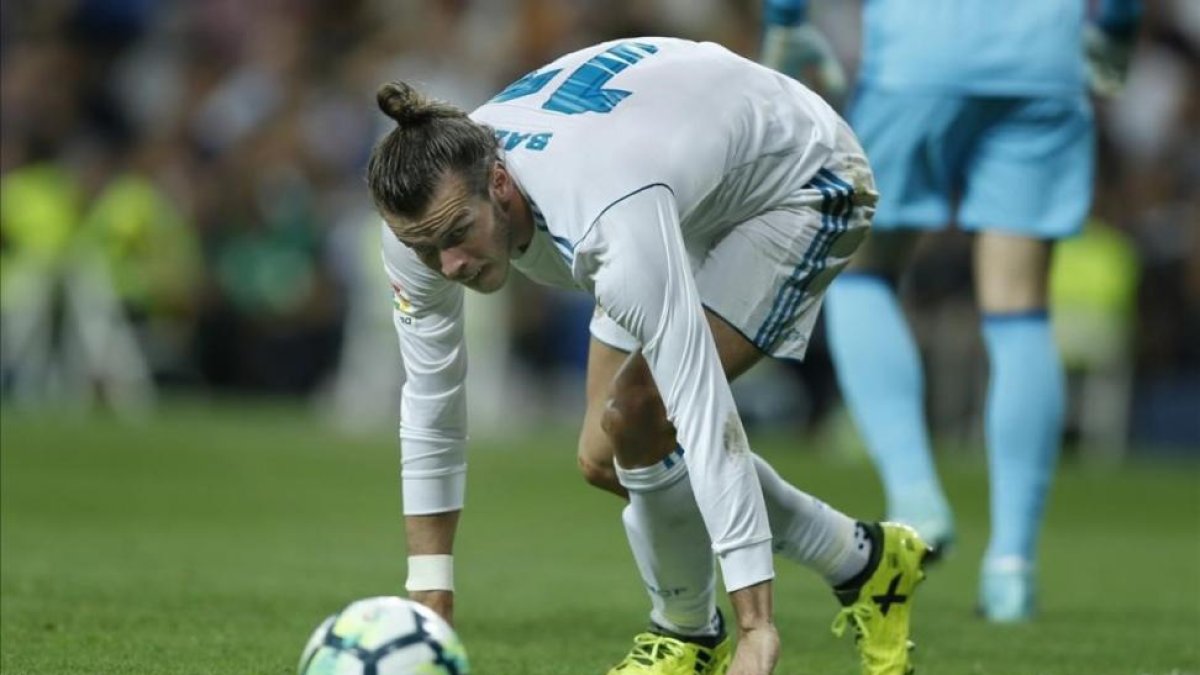 Garet Bale mira el balón durante el partido contra el Valencia.