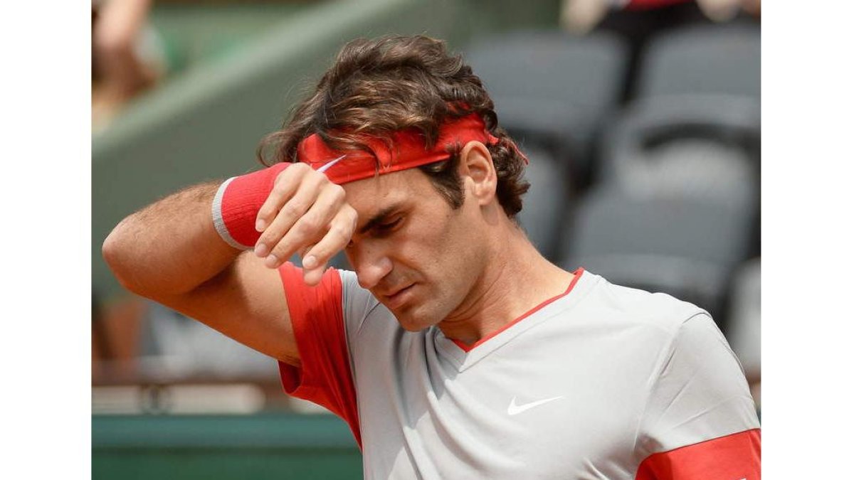 Federer se lamenta tras perder con Ernests Gulbis.