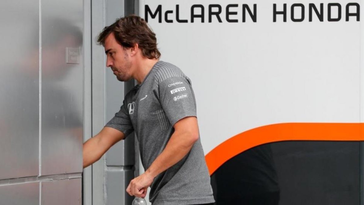 Fernando Alonso entra en las oficinas de McLaren, en Sepang (Malasia)