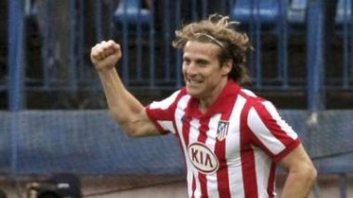 Forlán, delantero uruguayo del Atlético de Madrid, celebra el gol marcado ante el Liverpool.