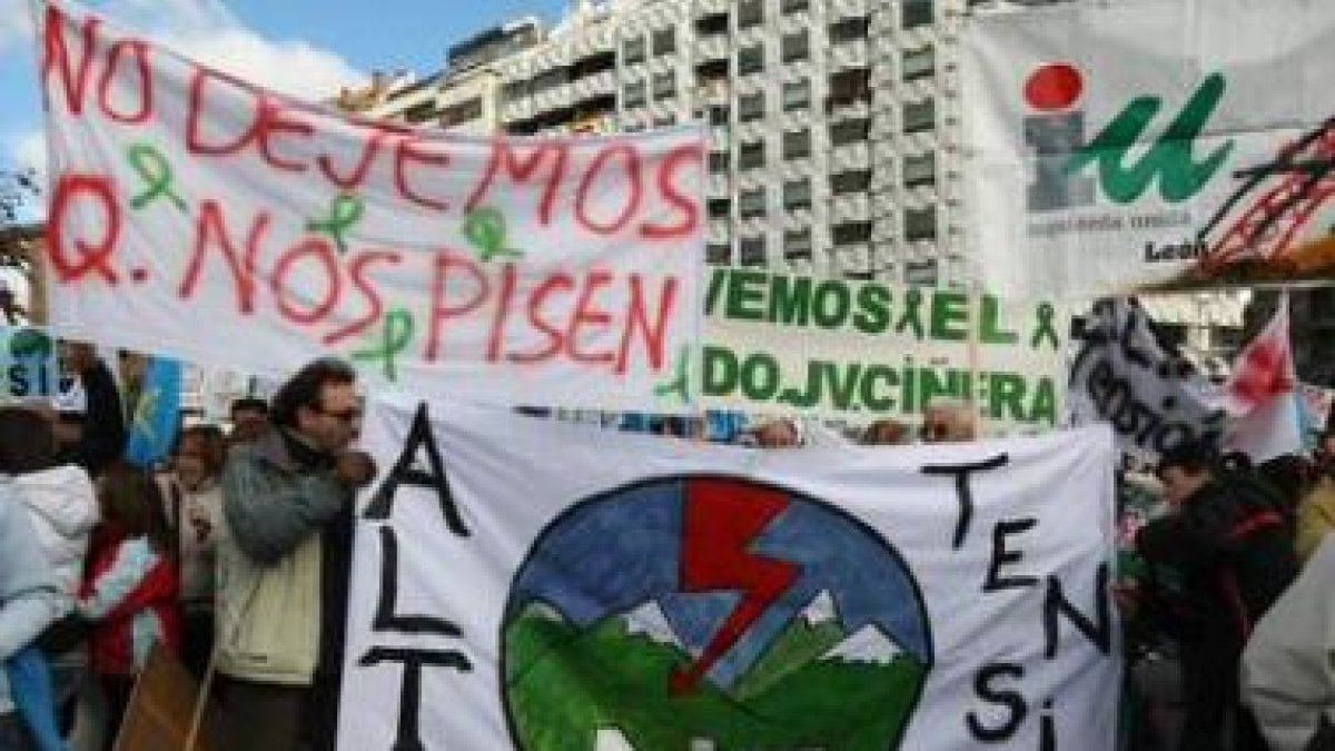 Manifestación en León en contra de la línea Sama-Velilla, en una imagen de archivo.