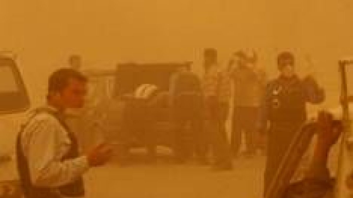Unos policías iraquíes en un control durante una tormenta de arena