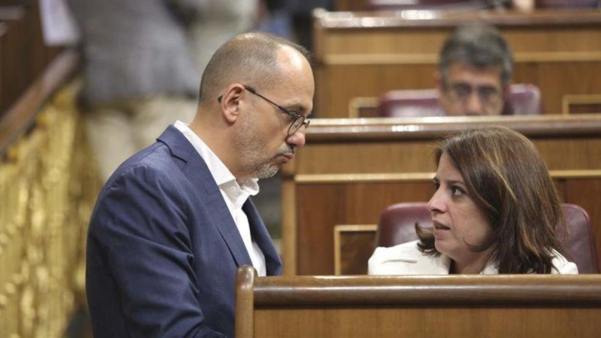 El portavoz del PDECat en el Congreso, Carles Campuzano, habla con su homóloga socialista, Adriana Lastra.