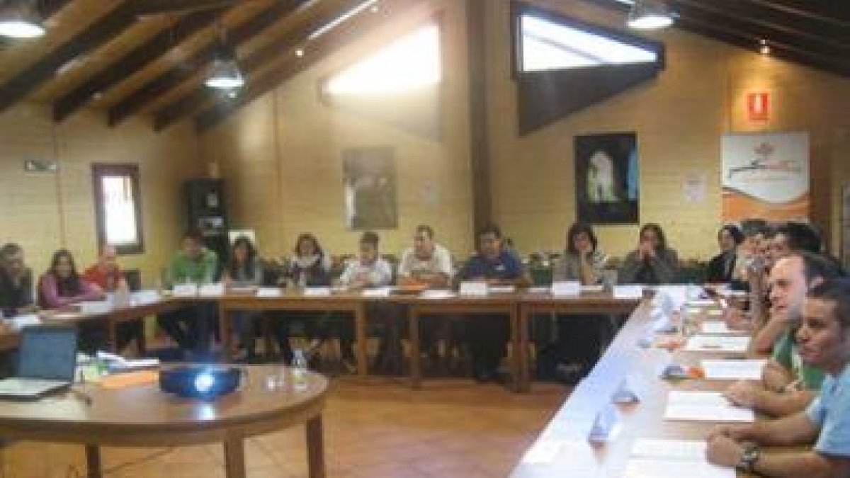 Un momento del encuentro de ayer que congregó en Vegacervera a unos 40 jóvenes.