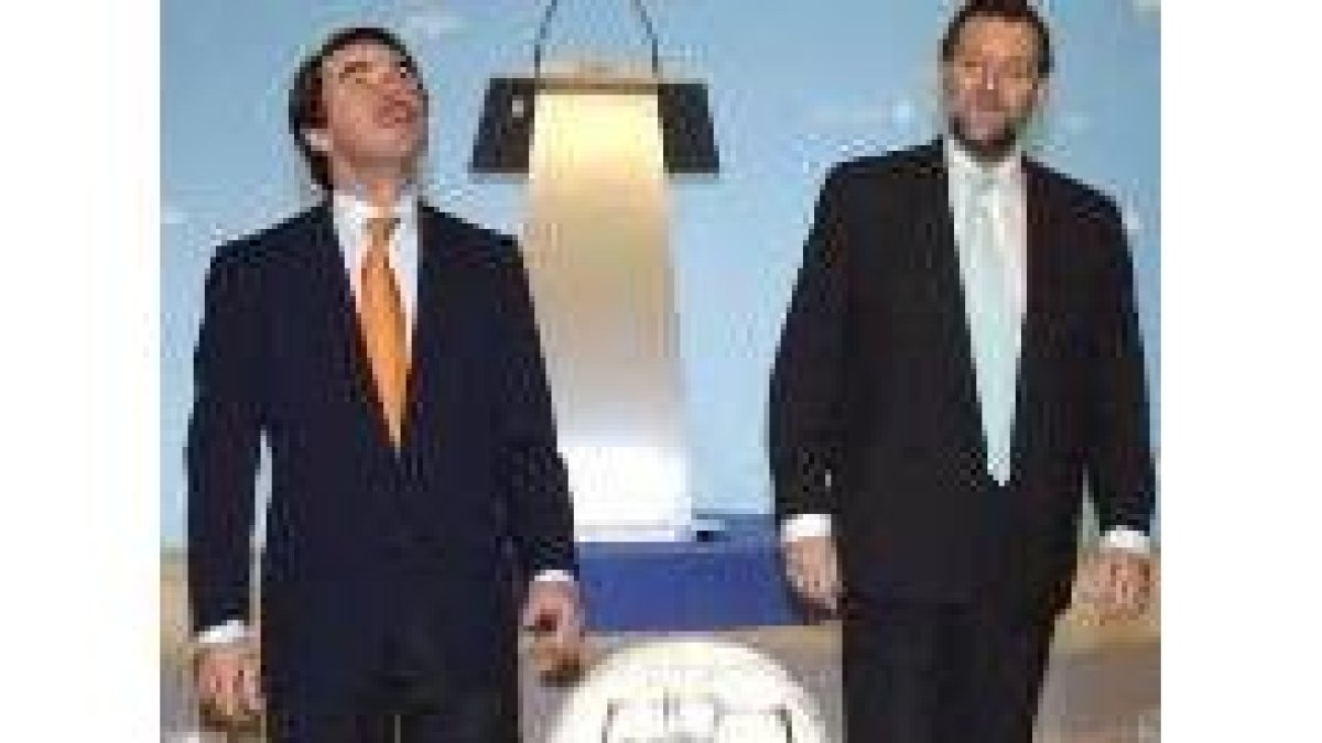 Aznar y Rajoy en la cena de Navidad de militantes del PP
